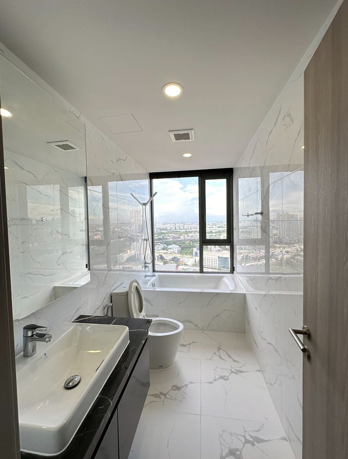 For RentCondoRama9, Petchburi, RCA : The Cloud Thonglor - Phetchaburi condo is convenient to travel near MAT BTS.