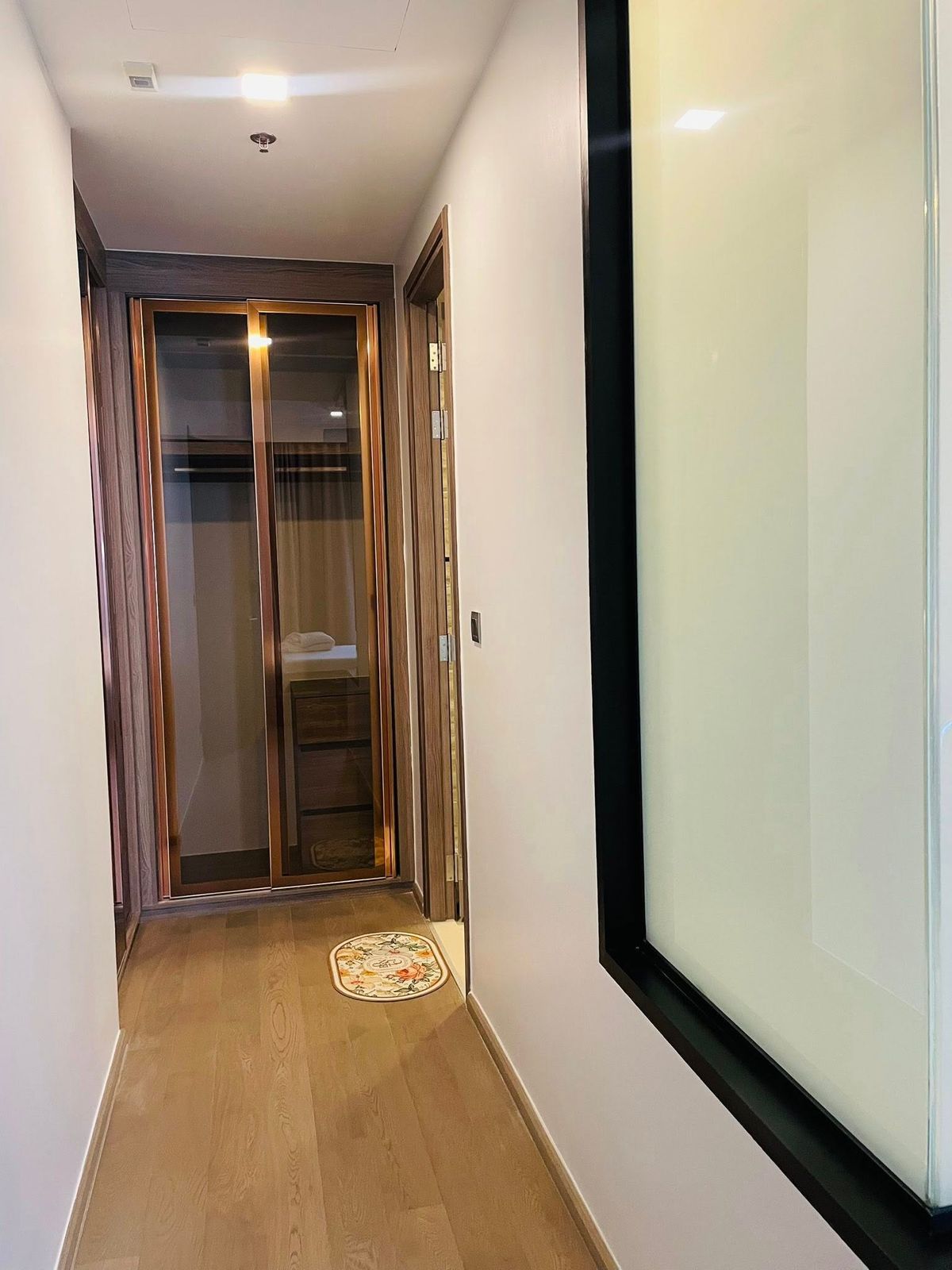 For RentCondoSukhumvit, Asoke, Thonglor : Luxury condo at Celes Asoke. Convenient to travel near the train. There is a car to send a beautiful decorative room, complete furniture !!