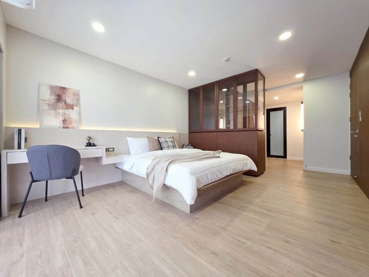 For RentCondoSathorn, Narathiwat : Sathorn Park Place | Spacious 97 sq.m. 1-Bed with Large Balcony in CBD