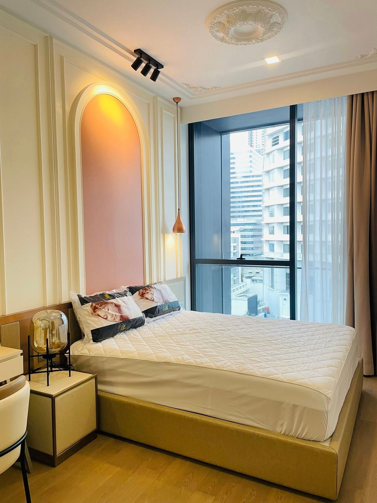 For RentCondoSukhumvit, Asoke, Thonglor : Luxury condo at Celes Asoke. Convenient to travel near the train. There is a car to send a beautiful decorative room, complete furniture !!