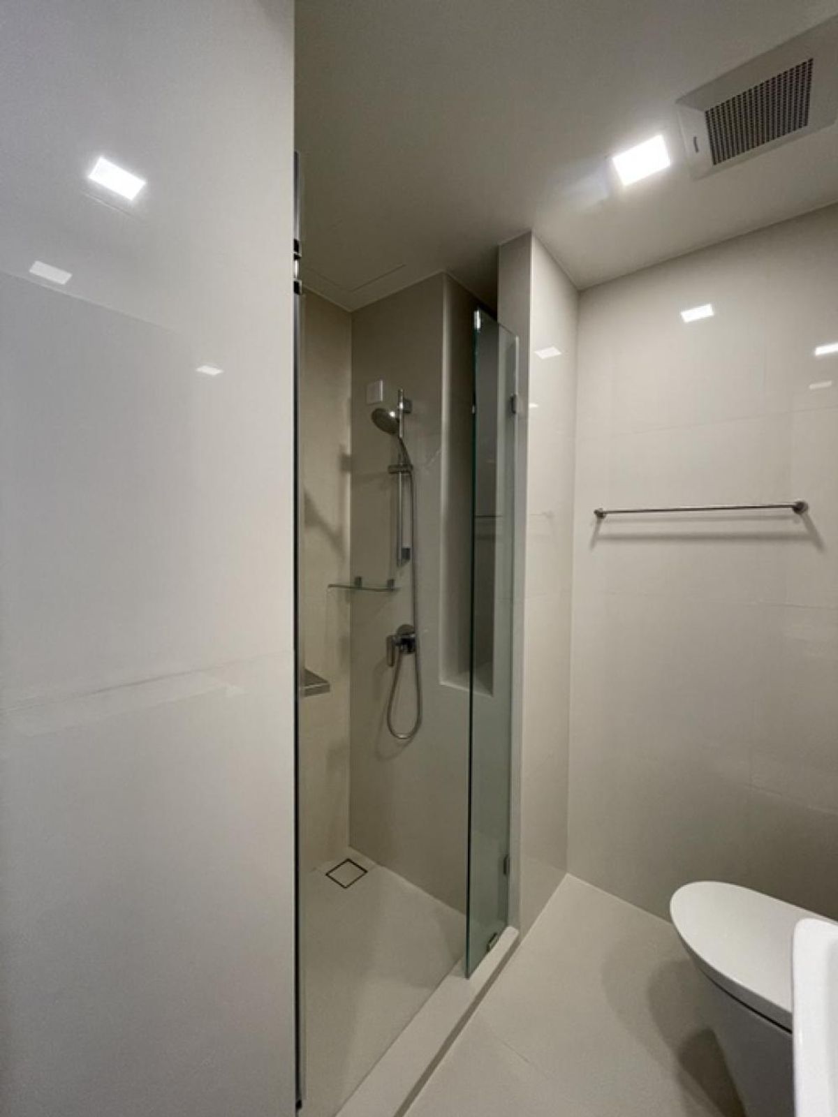 For SaleCondoKasetsart, Ratchayothin : Condo for sale in Centric Ratchayothin (Sentric Ratchayothin), Studio room 25 sq.m., 14th floor, the east view is not hot, 3 meters high, airy, full of compound, ready to approach Phiraphong Five 📞 087-808-3690