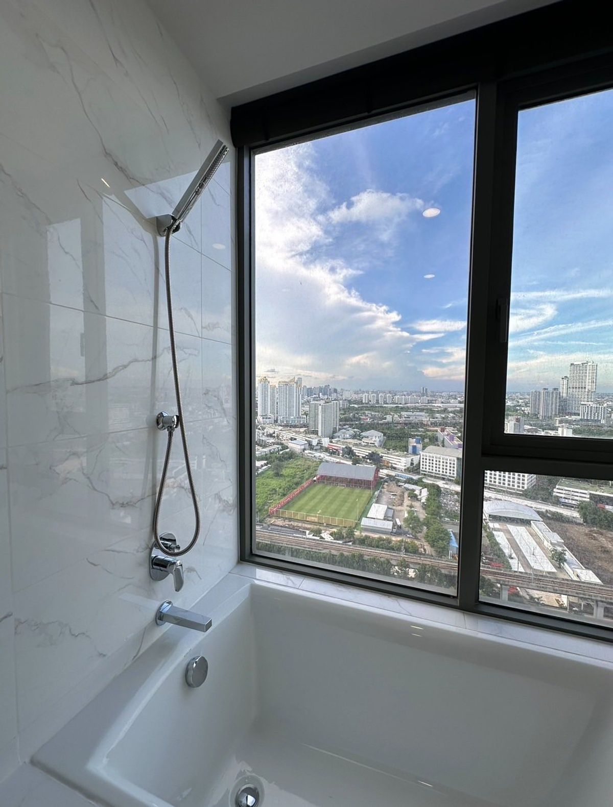 For RentCondoRama9, Petchburi, RCA : The Cloud Thonglor - Phetchaburi condo is convenient to travel near MAT BTS.