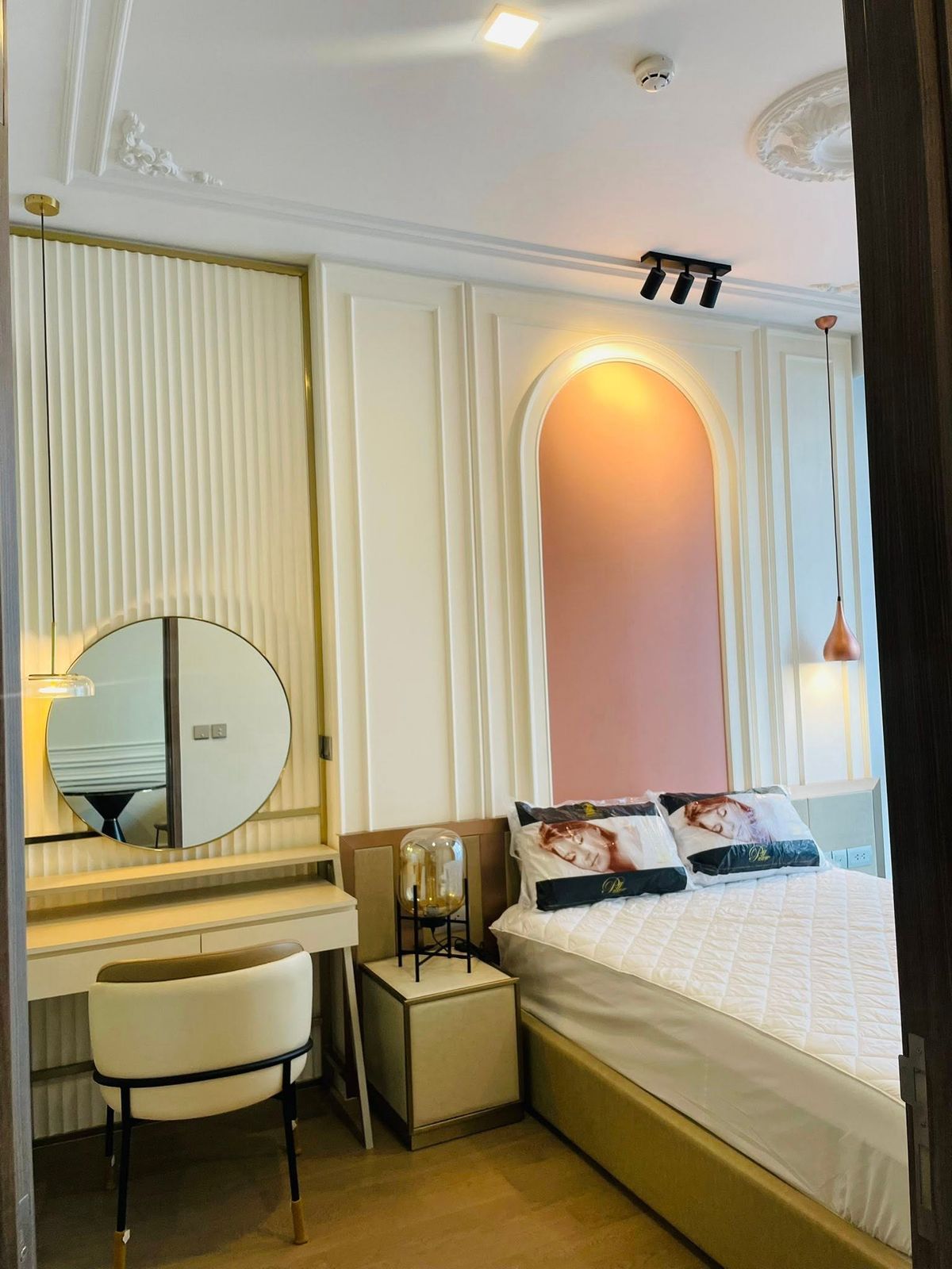 For RentCondoSukhumvit, Asoke, Thonglor : Luxury condo at Celes Asoke. Convenient to travel near the train. There is a car to send a beautiful decorative room, complete furniture !!