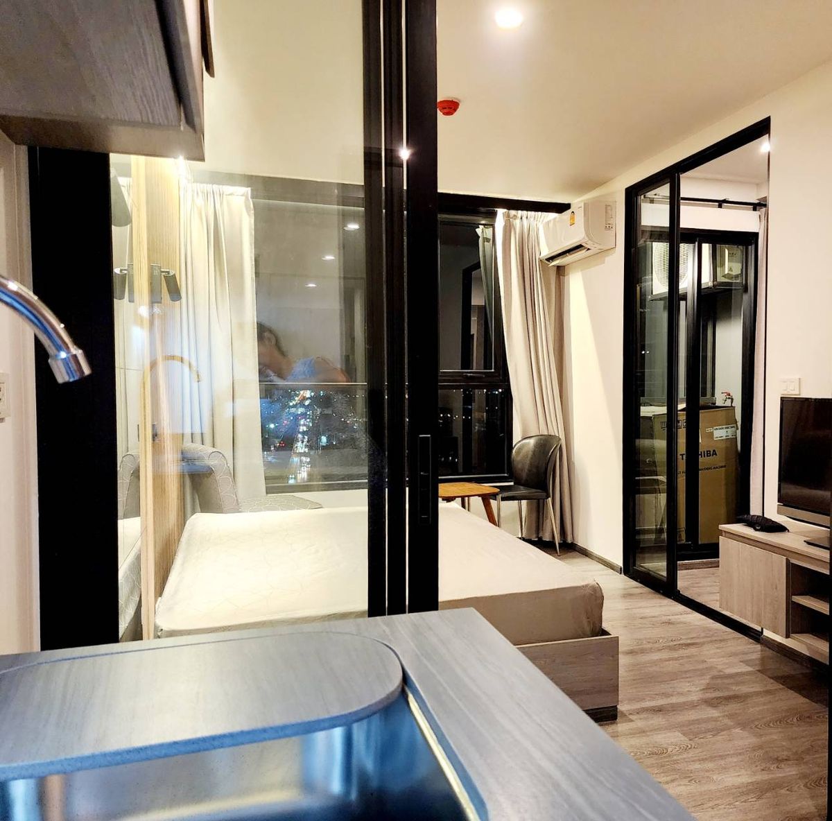 For RentCondoSamut Prakan,Samrong : The bedroom is adjacent to the fire escape staircase, so it's quiet and there's no noise from next door.