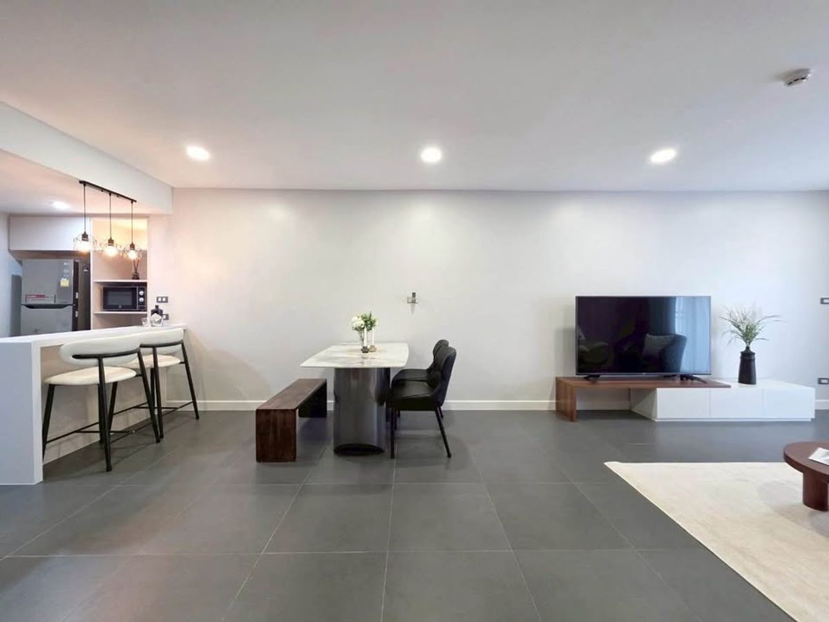 For RentCondoSathorn, Narathiwat : [ Rare Executive Unit ] Sathorn Park Place – 97 sq.m. Executive 1BR with Fixed Parking ✨ Special Offer!