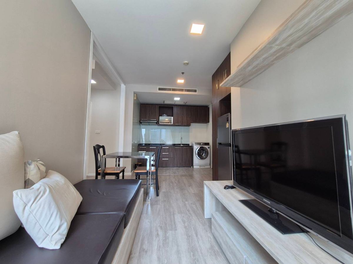 For RentCondoSukhumvit, Asoke, Thonglor : For rent studio room newly renovate with bathtub 0 meter from bts thonglor
