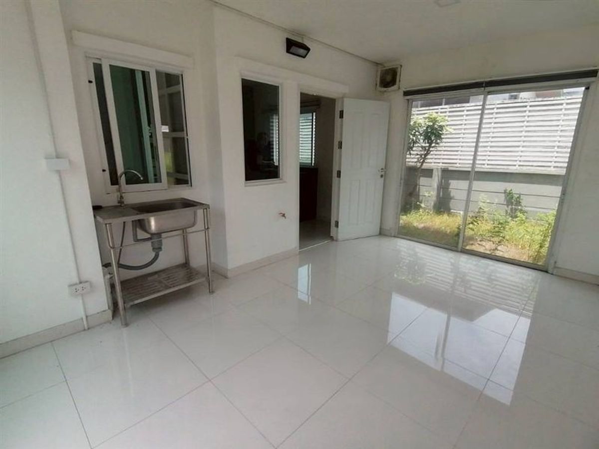 For RentHouseMin Buri, Romklao : For Rent The Plant Chalongkrung (Corner Plot) Unit 78/102