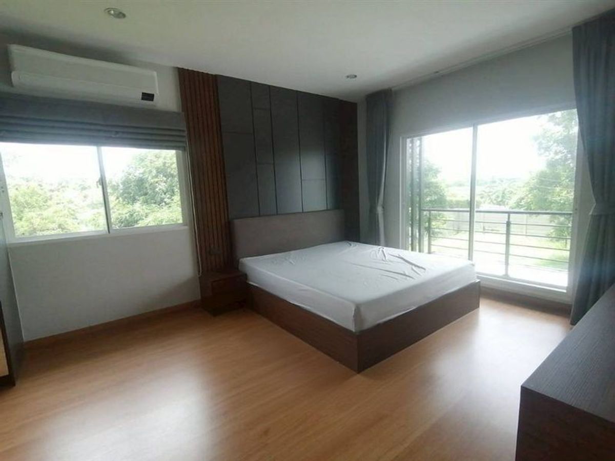 For RentHouseMin Buri, Romklao : For Rent The Plant Chalongkrung (Corner Plot) Unit 78/102