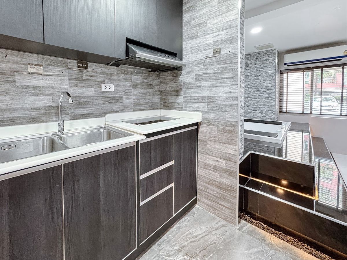 ขายคอนโดรัชดา ห้วยขวาง : 🔥 [For Sale] ขายด่วน! คอนโด เดอะคริส 3 รัชดา 17 (The Kris 3 Ratchada 17) ใกล้ทางด่วนดินแดง และ MRT สุทธิสารเพียง 500 เมตร