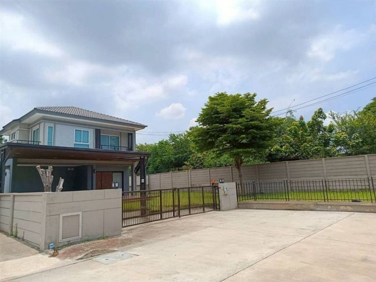 For RentHouseMin Buri, Romklao : For Rent The Plant Chalongkrung (Corner Plot) Unit 78/102