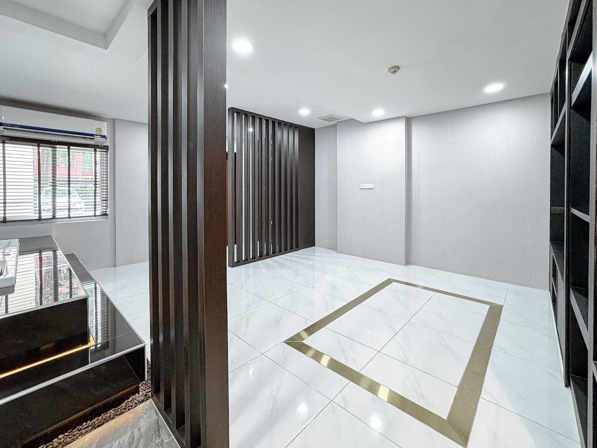 ขายคอนโดรัชดา ห้วยขวาง : 🔥 [For Sale] ขายด่วน! คอนโด เดอะคริส 3 รัชดา 17 (The Kris 3 Ratchada 17) ใกล้ทางด่วนดินแดง และ MRT สุทธิสารเพียง 500 เมตร