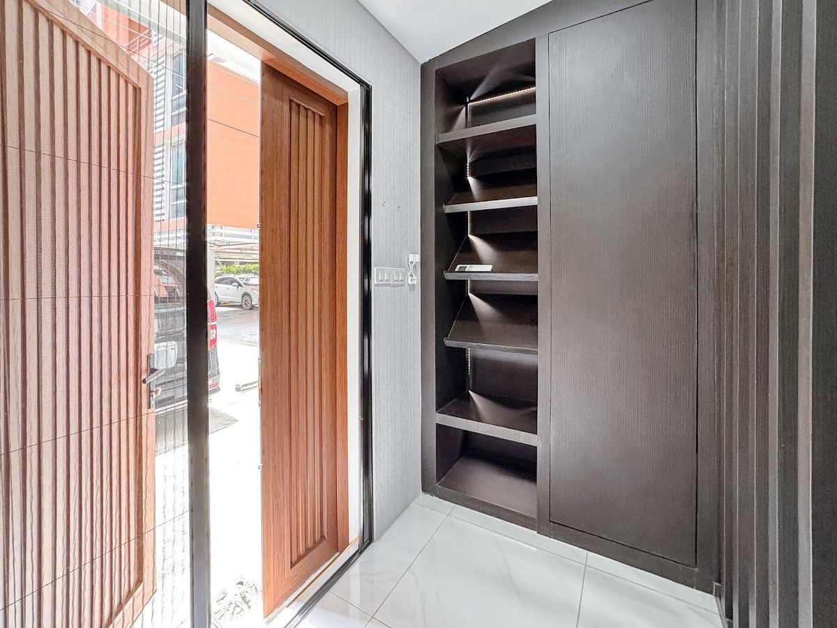 ขายคอนโดรัชดา ห้วยขวาง : 🔥 [For Sale] ขายด่วน! คอนโด เดอะคริส 3 รัชดา 17 (The Kris 3 Ratchada 17) ใกล้ทางด่วนดินแดง และ MRT สุทธิสารเพียง 500 เมตร