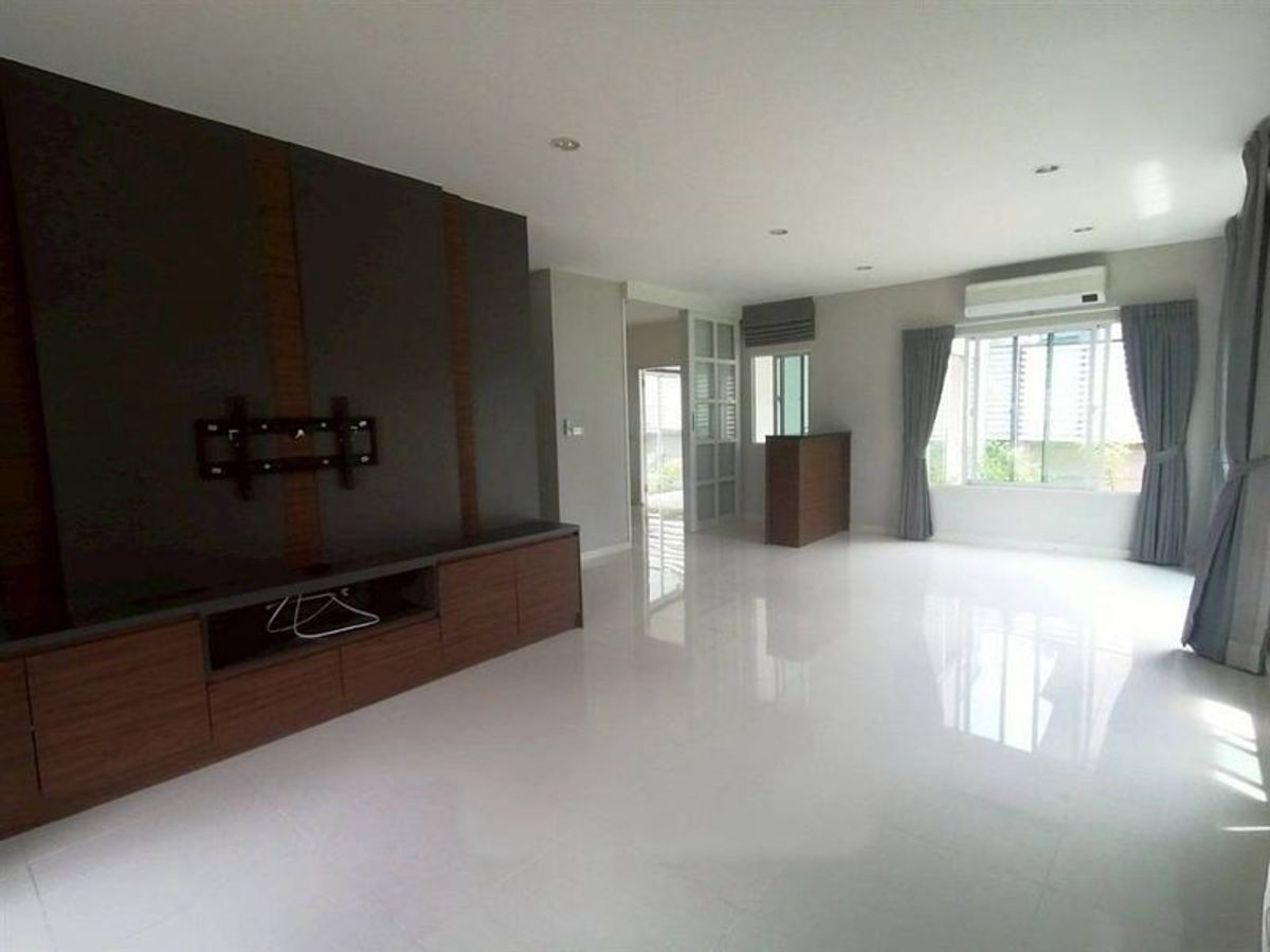 For RentHouseMin Buri, Romklao : For Rent The Plant Chalongkrung (Corner Plot) Unit 78/102