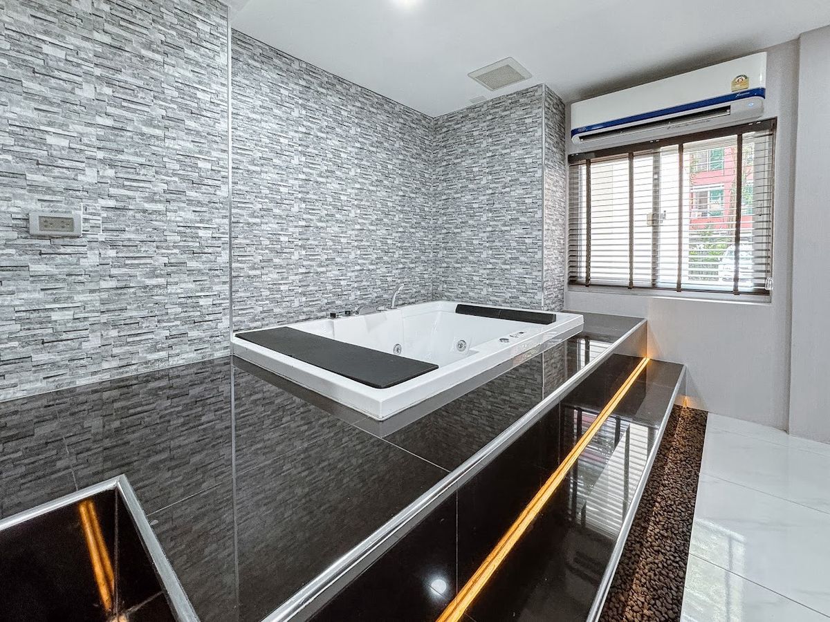 ขายคอนโดรัชดา ห้วยขวาง : 🔥 [For Sale] ขายด่วน! คอนโด เดอะคริส 3 รัชดา 17 (The Kris 3 Ratchada 17) ใกล้ทางด่วนดินแดง และ MRT สุทธิสารเพียง 500 เมตร