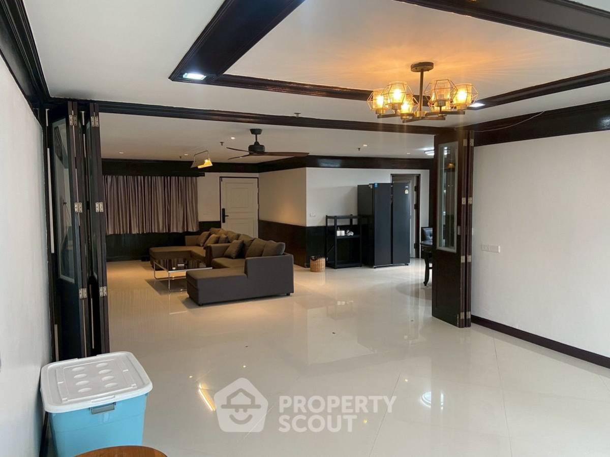 For SaleCondoSukhumvit, Asoke, Thonglor : 3-BR Condo at Baan Prompong Condominium near MRT Phetchaburi