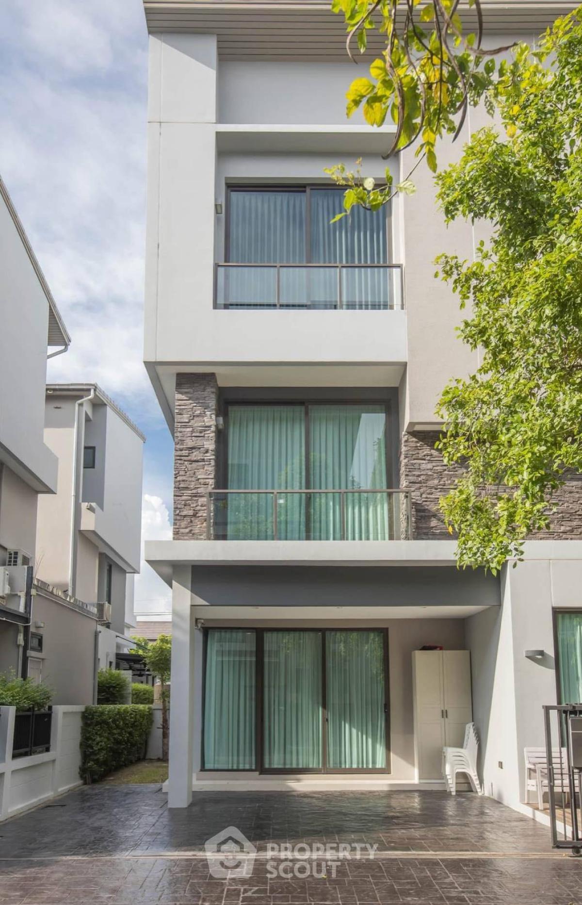 For SaleHouseYothinpattana,CDC : 4-BR House at Baan Klang Muang Classe Ekkamai-Ramintra in Lat Phrao