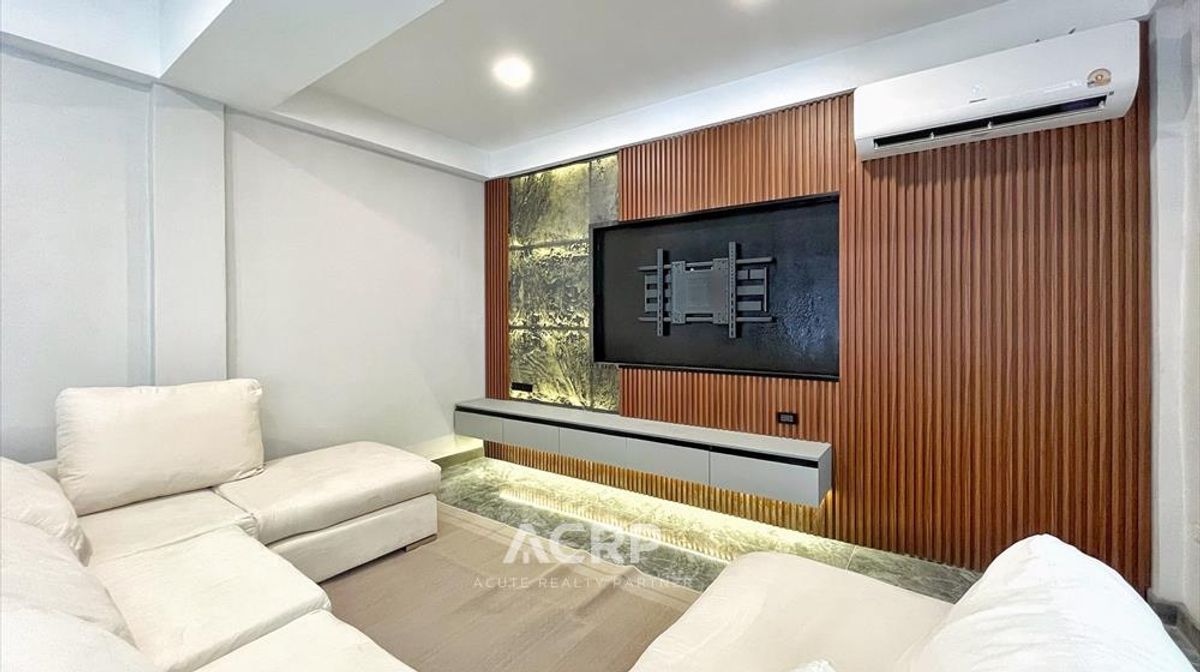 For RentShop HouseSukhumvit, Asoke, Thonglor : Luxury 5-story house for rent in the heart of Bangkok, Thonglor Soi 25, near the BTS and Samitivej Hospital.