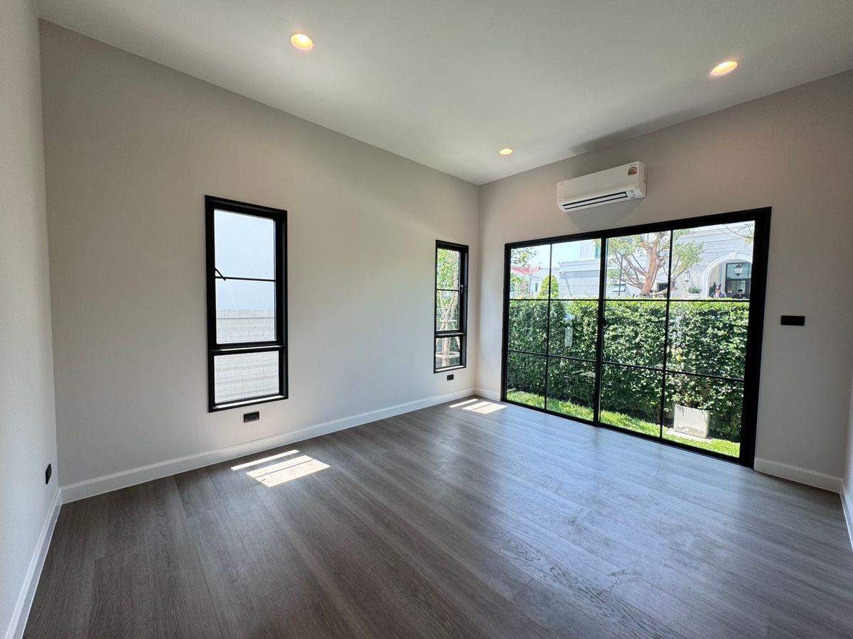 For RentHouseChaengwatana, Muangthong : Setthasiri Ngamwongwarn, a beautiful single house, good location, near Dae Mall Ngam Wong Wan and the expressway, just 5 minutes, available for rent.