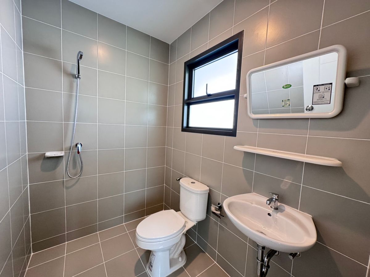 For RentHouseChaengwatana, Muangthong : Setthasiri Ngamwongwarn, a beautiful single house, good location, near Dae Mall Ngam Wong Wan and the expressway, just 5 minutes, available for rent.