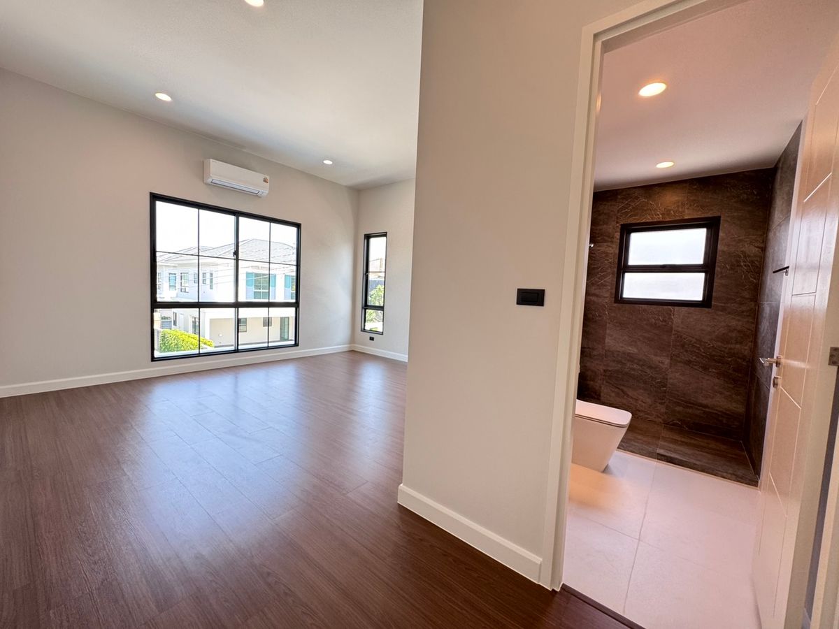 For RentHouseChaengwatana, Muangthong : Setthasiri Ngamwongwarn, a beautiful single house, good location, near Dae Mall Ngam Wong Wan and the expressway, just 5 minutes, available for rent.