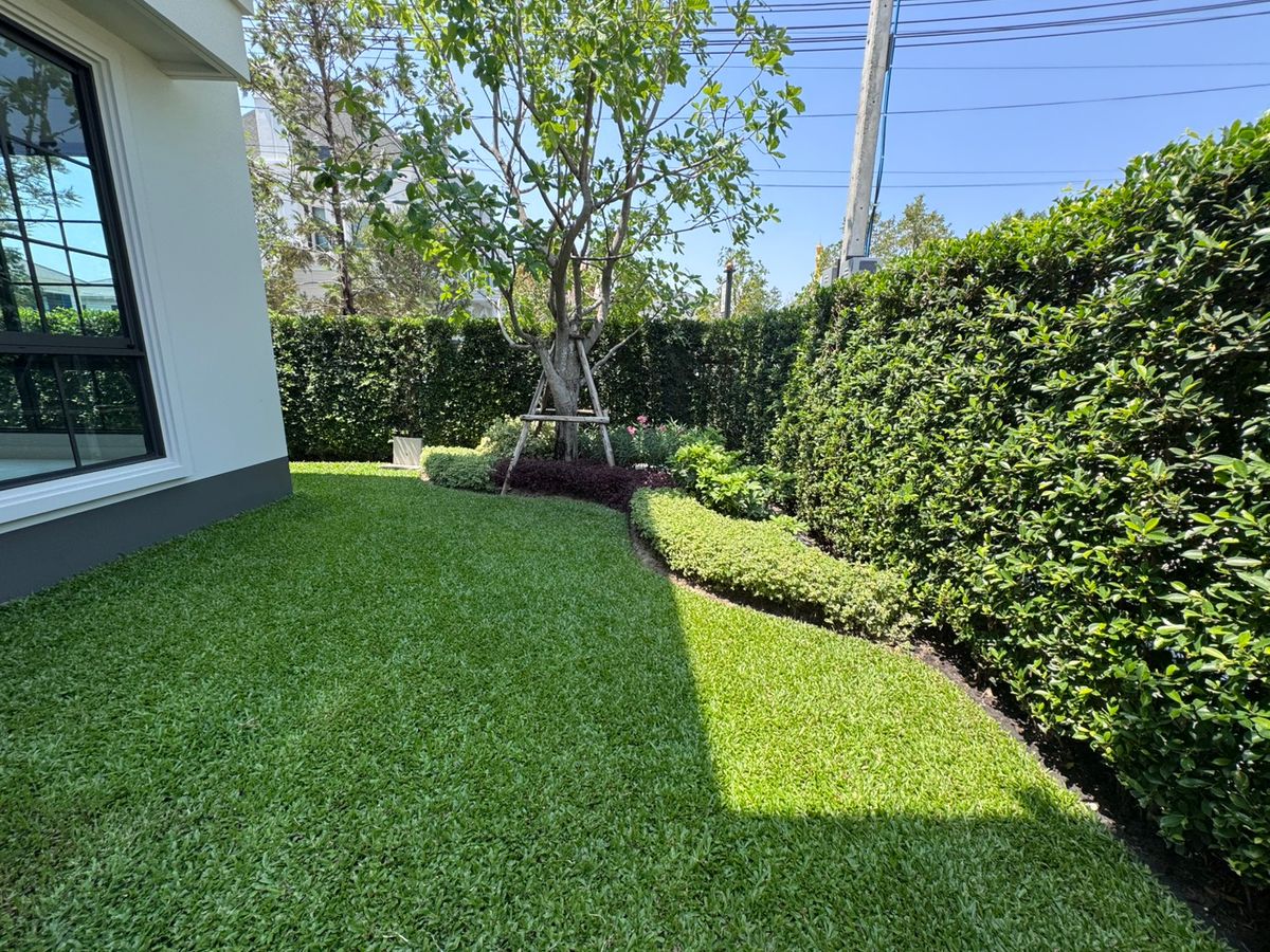 For RentHouseChaengwatana, Muangthong : Setthasiri Ngamwongwarn, a beautiful single house, good location, near Dae Mall Ngam Wong Wan and the expressway, just 5 minutes, available for rent.