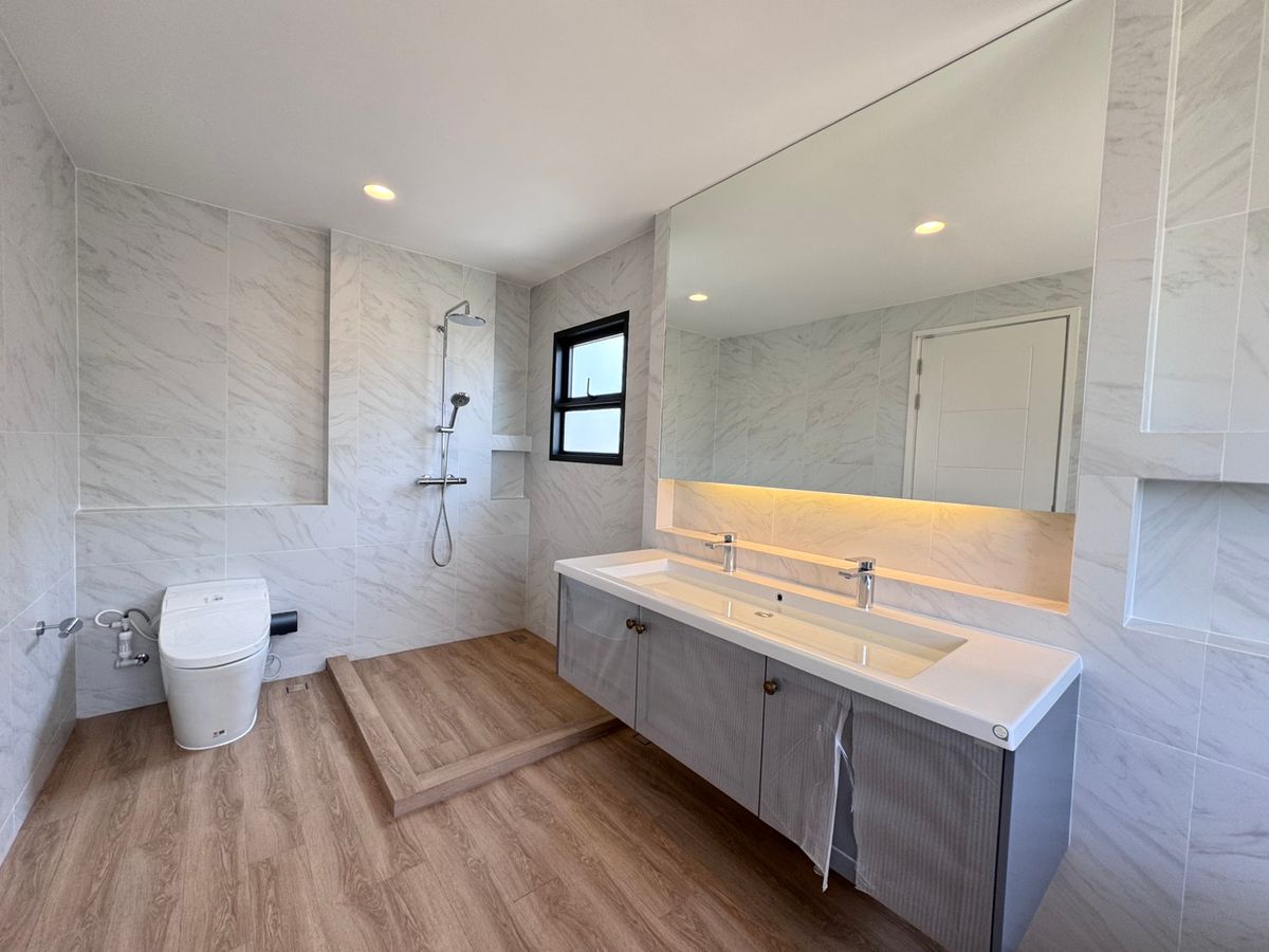 For RentHouseChaengwatana, Muangthong : Setthasiri Ngamwongwarn, a beautiful single house, good location, near Dae Mall Ngam Wong Wan and the expressway, just 5 minutes, available for rent.