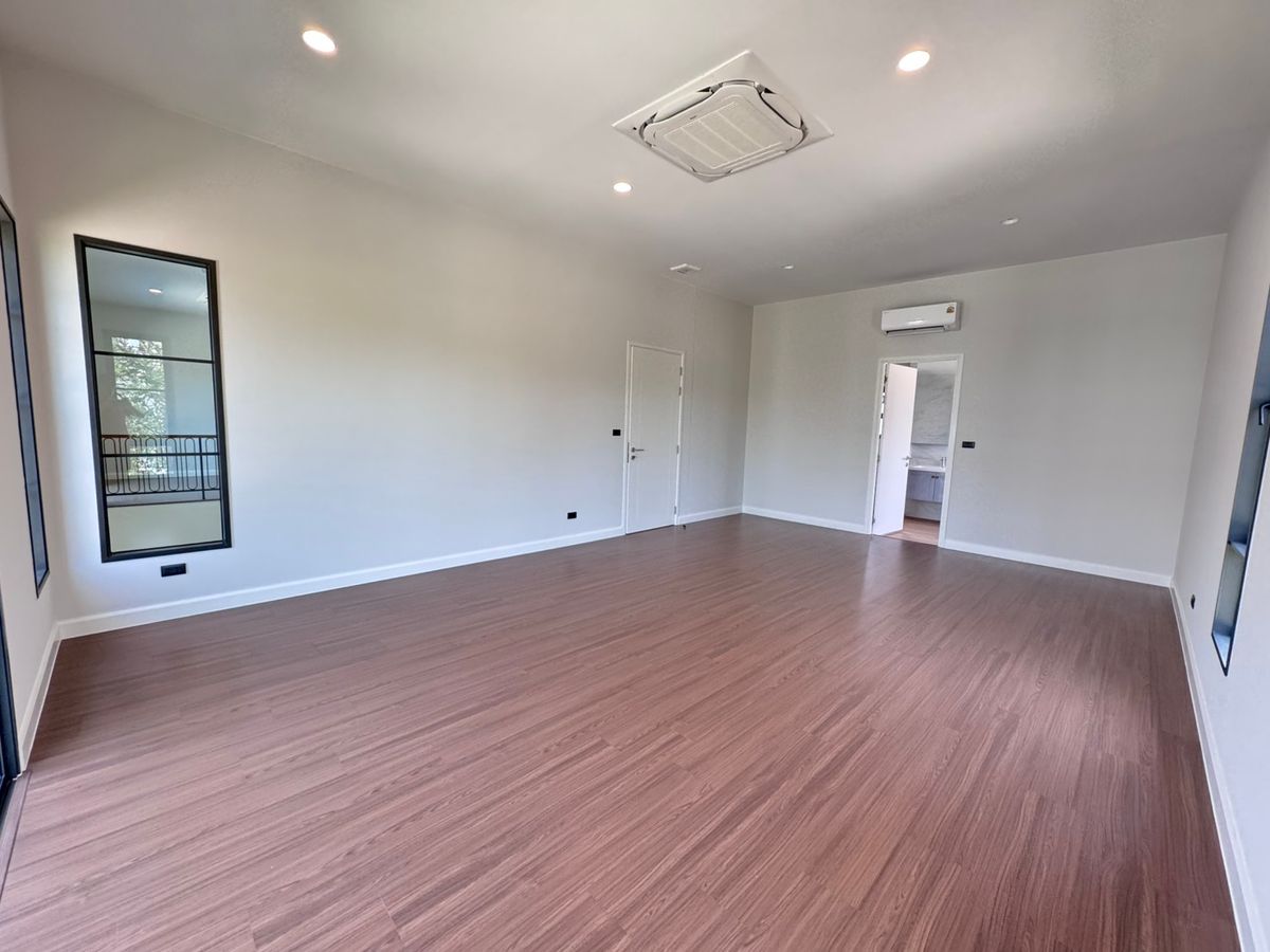 For RentHouseChaengwatana, Muangthong : Setthasiri Ngamwongwarn, a beautiful single house, good location, near Dae Mall Ngam Wong Wan and the expressway, just 5 minutes, available for rent.