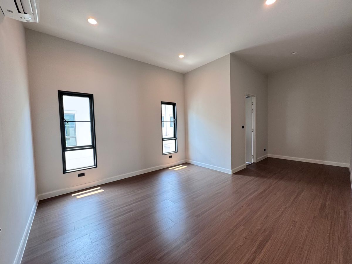 For RentHouseChaengwatana, Muangthong : Setthasiri Ngamwongwarn, a beautiful single house, good location, near Dae Mall Ngam Wong Wan and the expressway, just 5 minutes, available for rent.