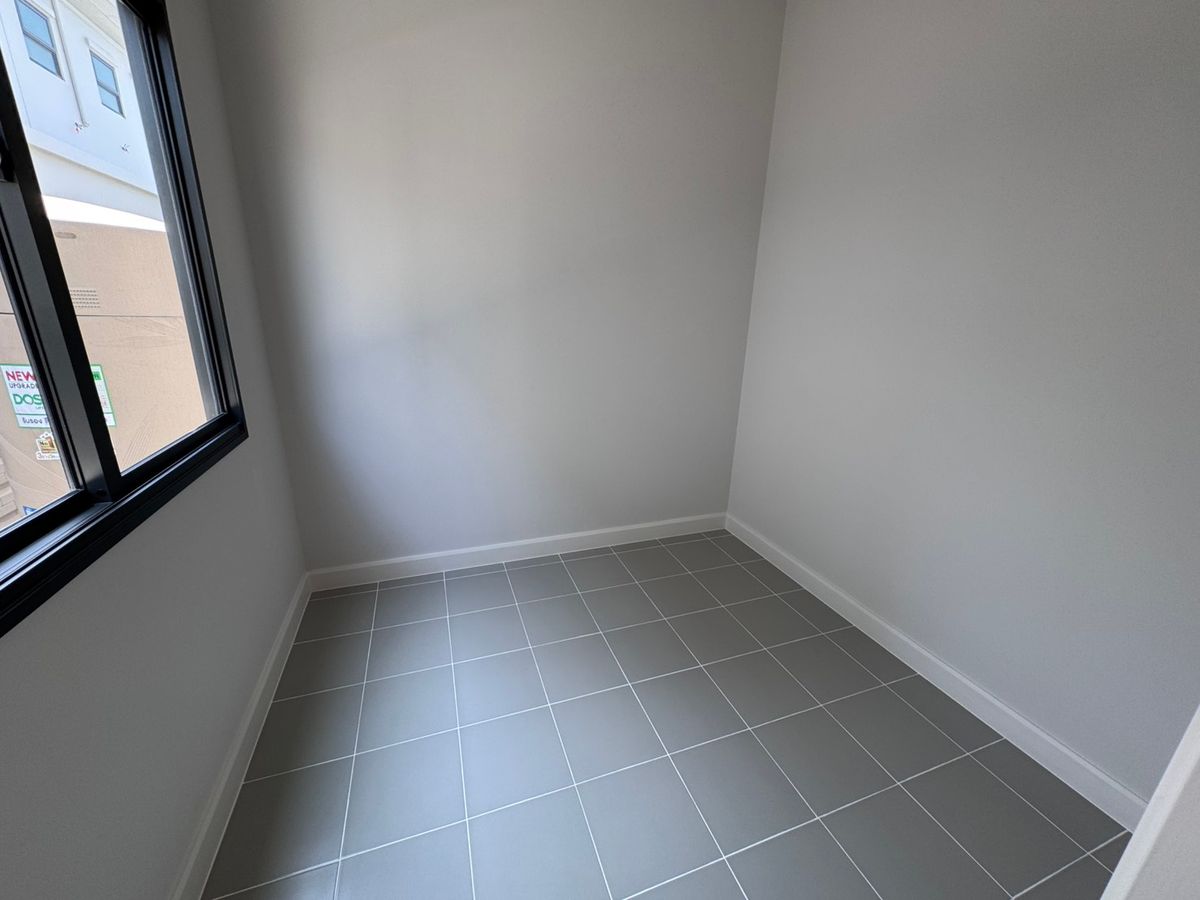 For RentHouseChaengwatana, Muangthong : Setthasiri Ngamwongwarn, a beautiful single house, good location, near Dae Mall Ngam Wong Wan and the expressway, just 5 minutes, available for rent.