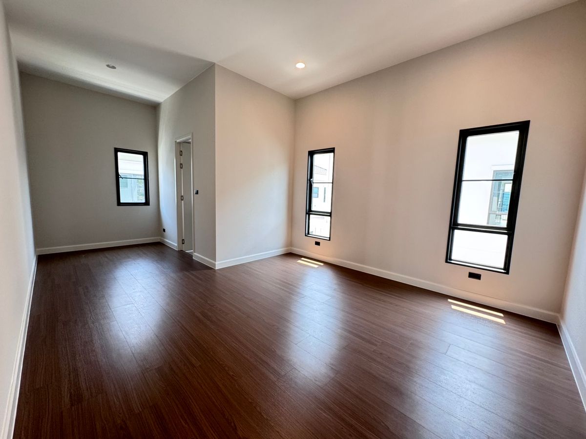 For RentHouseChaengwatana, Muangthong : Setthasiri Ngamwongwarn, a beautiful single house, good location, near Dae Mall Ngam Wong Wan and the expressway, just 5 minutes, available for rent.