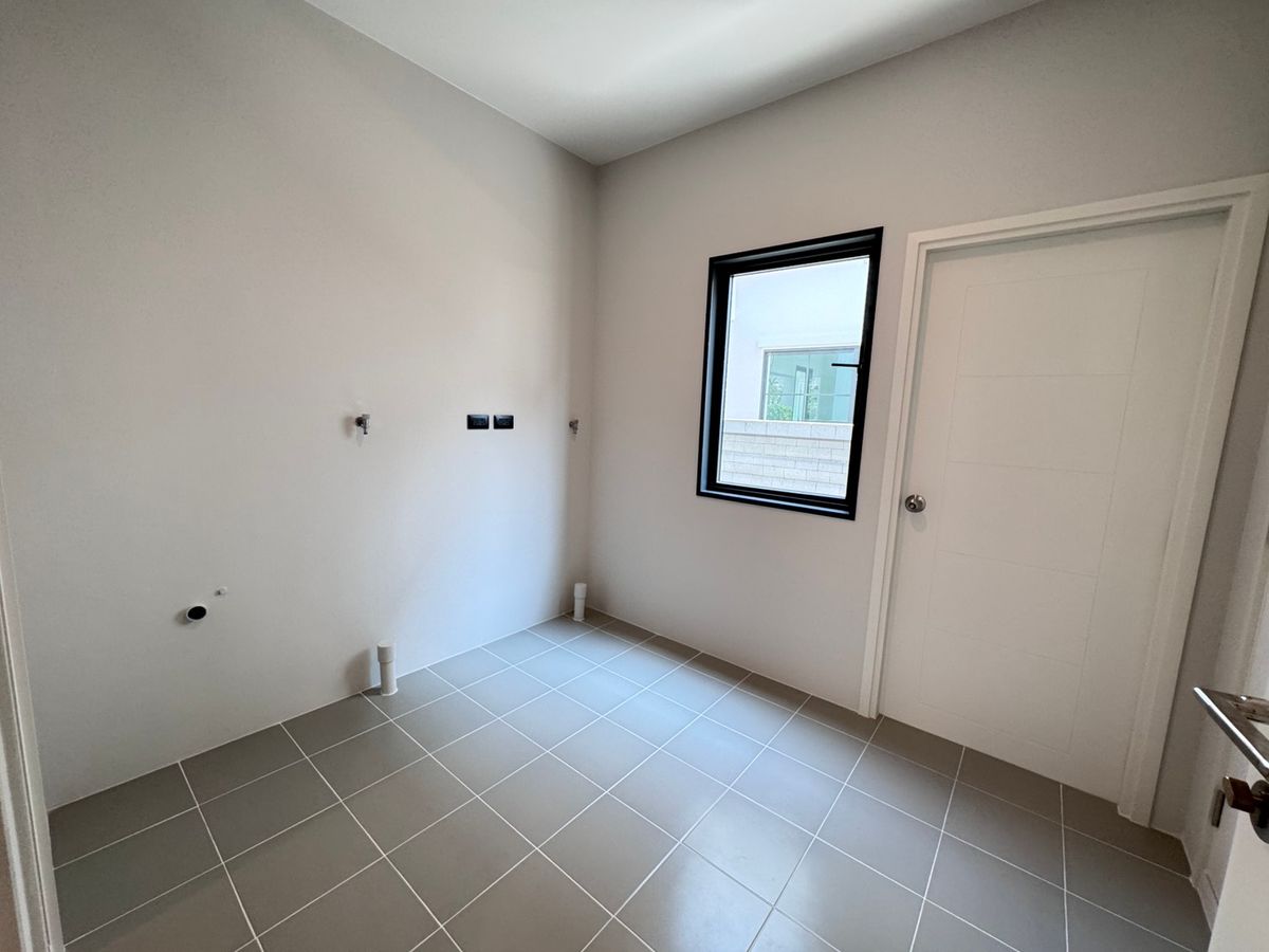 For RentHouseChaengwatana, Muangthong : Setthasiri Ngamwongwarn, a beautiful single house, good location, near Dae Mall Ngam Wong Wan and the expressway, just 5 minutes, available for rent.