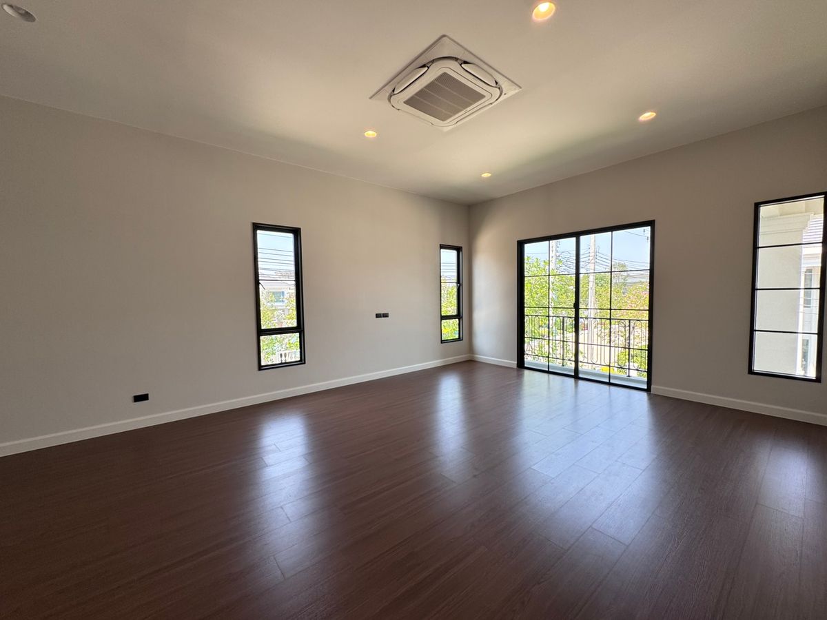 For RentHouseChaengwatana, Muangthong : Setthasiri Ngamwongwarn, a beautiful single house, good location, near Dae Mall Ngam Wong Wan and the expressway, just 5 minutes, available for rent.