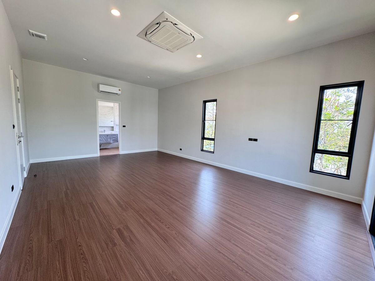 For RentHouseChaengwatana, Muangthong : Setthasiri Ngamwongwarn, a beautiful single house, good location, near Dae Mall Ngam Wong Wan and the expressway, just 5 minutes, available for rent.