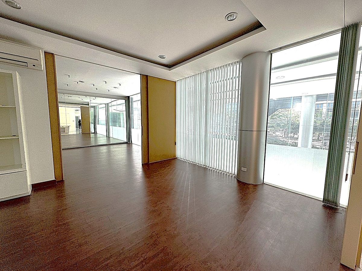 For RentShop HouseRama9, Petchburi, RCA : 3-Storey Building with Elevator and Parking for 15+ Cars on Rama 9 main road ** NO CO-AGENT **