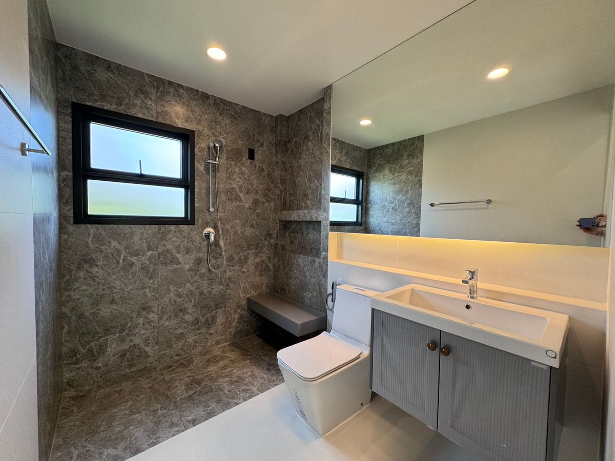 For RentHouseChaengwatana, Muangthong : Setthasiri Ngamwongwarn, a beautiful single house, good location, near Dae Mall Ngam Wong Wan and the expressway, just 5 minutes, available for rent.