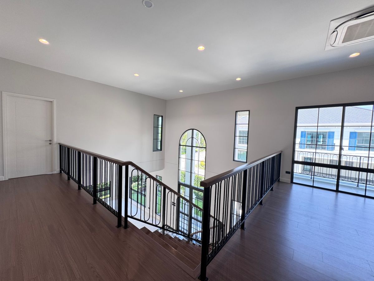 For RentHouseChaengwatana, Muangthong : Setthasiri Ngamwongwarn, a beautiful single house, good location, near Dae Mall Ngam Wong Wan and the expressway, just 5 minutes, available for rent.