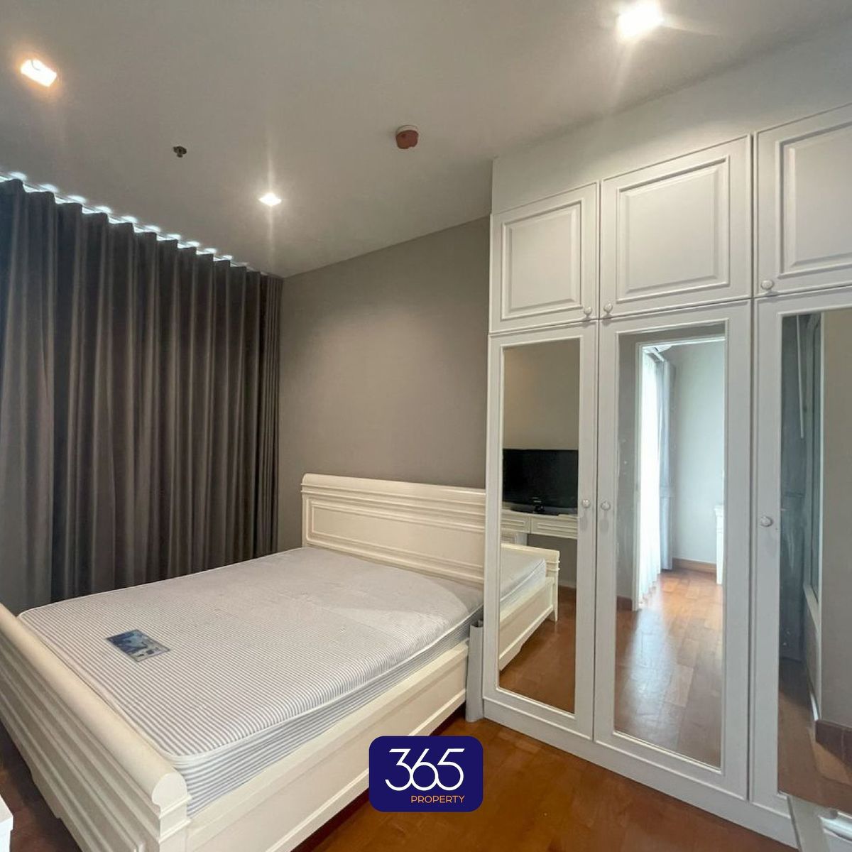 คอนโดสาทร นราธิวาส : ขายหรือให้เช่าคอนโด ไอวี สาทร 10  (Ivy Sathorn 10)  ชั้นที่ 27 พื้นที่ 41.03 Sqm  แบบห้อง 1BD (1 นอน 1 น้ำ)   เฟอร์นิเจอร์ เครื่องใช้ไฟฟ้าครบครัน พร้อมอยู่ ใจกลางเมือง ย่านสาทร ใกล้ BTS เซ็นต์หลุยส์  ราคาขายเพียง 4.9m / ให้เช่า 19,000 บาท/เดือน 