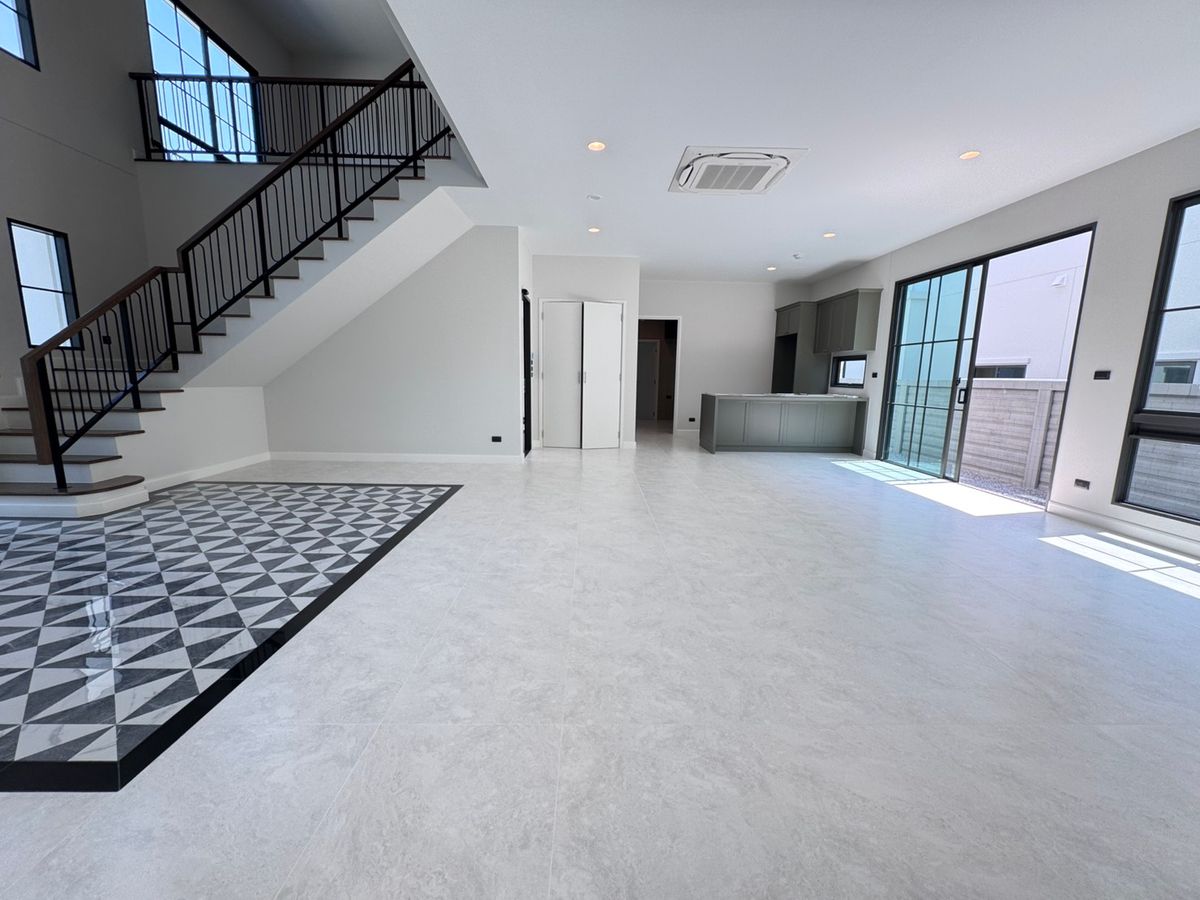 For RentHouseChaengwatana, Muangthong : Setthasiri Ngamwongwarn, a beautiful single house, good location, near Dae Mall Ngam Wong Wan and the expressway, just 5 minutes, available for rent.