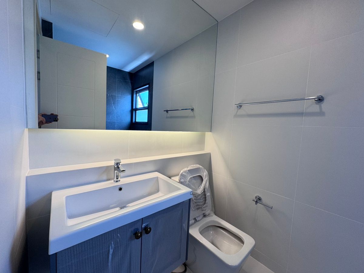 For RentHouseChaengwatana, Muangthong : Setthasiri Ngamwongwarn, a beautiful single house, good location, near Dae Mall Ngam Wong Wan and the expressway, just 5 minutes, available for rent.