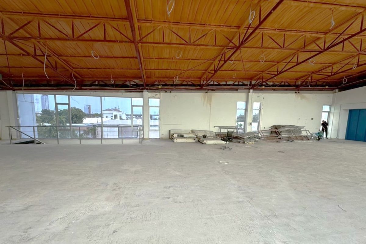 For RentShop HouseRama9, Petchburi, RCA : 3-Storey Building with Elevator and Parking for 15+ Cars on Rama 9 main road ** NO CO-AGENT **