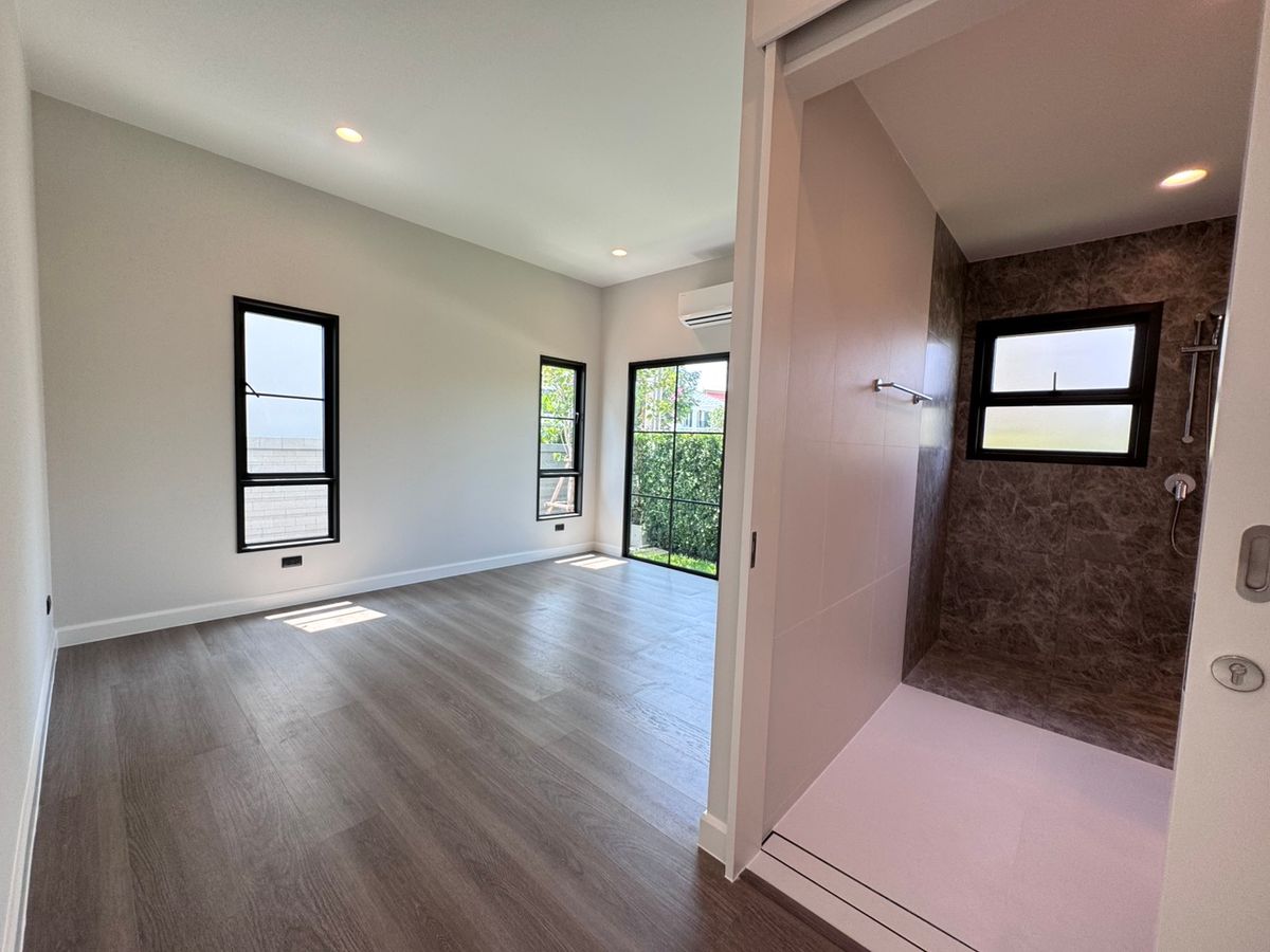 For RentHouseChaengwatana, Muangthong : Setthasiri Ngamwongwarn, a beautiful single house, good location, near Dae Mall Ngam Wong Wan and the expressway, just 5 minutes, available for rent.