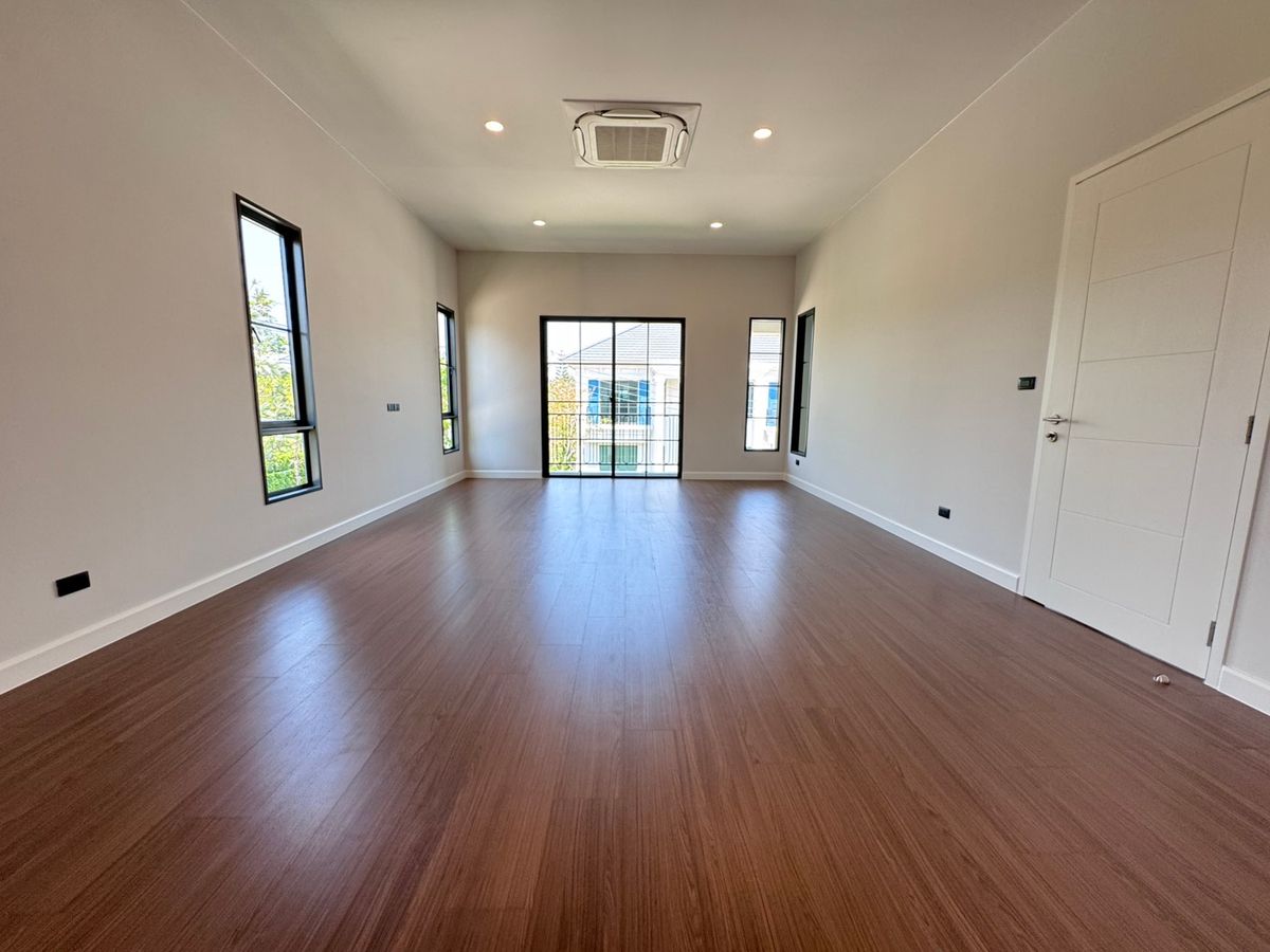 For RentHouseChaengwatana, Muangthong : Setthasiri Ngamwongwarn, a beautiful single house, good location, near Dae Mall Ngam Wong Wan and the expressway, just 5 minutes, available for rent.