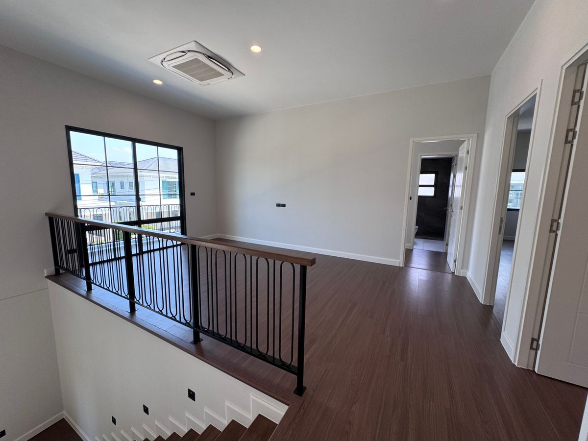 For RentHouseChaengwatana, Muangthong : Setthasiri Ngamwongwarn, a beautiful single house, good location, near Dae Mall Ngam Wong Wan and the expressway, just 5 minutes, available for rent.