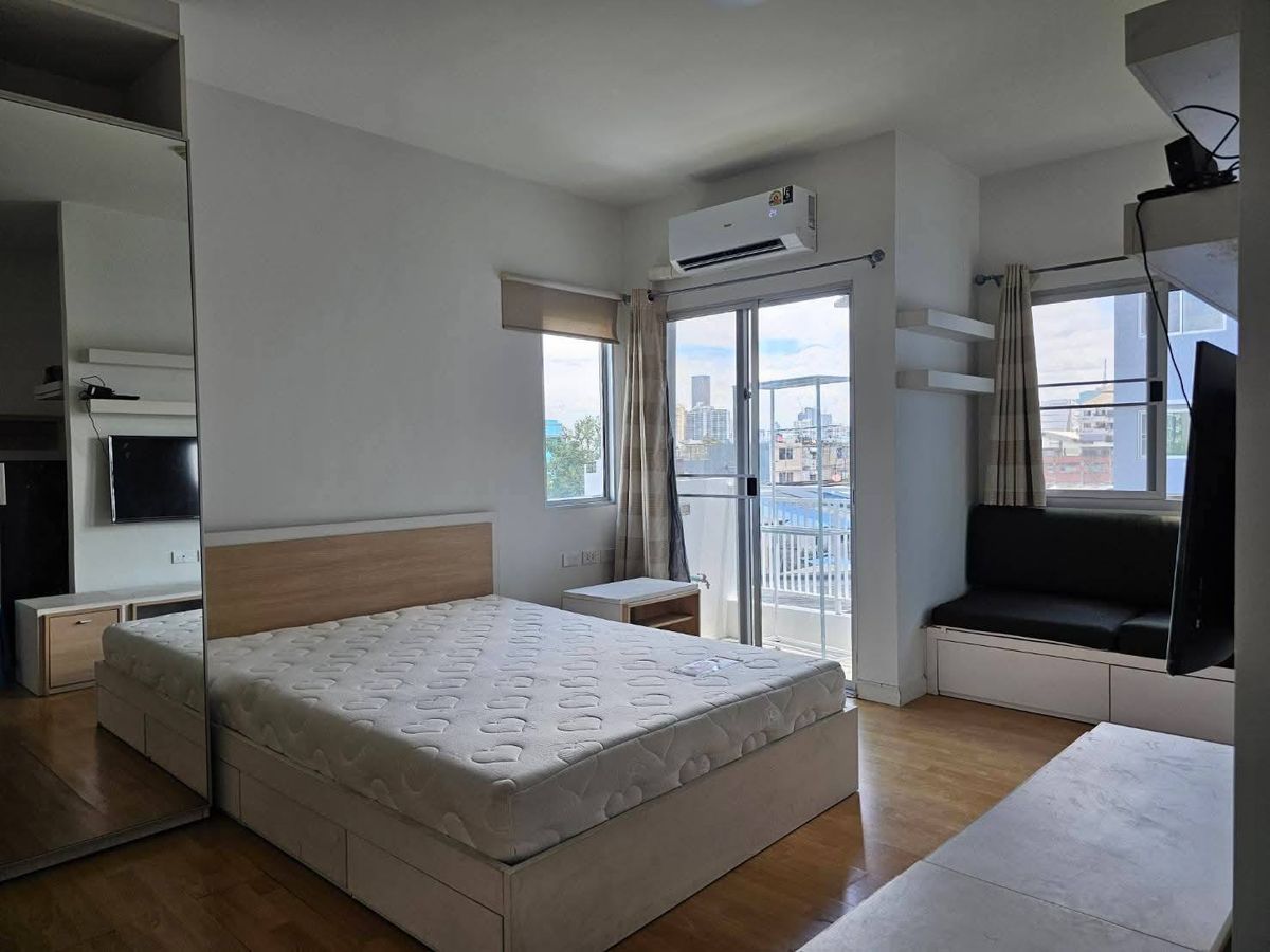 For RentCondoWongwianyai, Charoennakor : Rent RR966 My Condo, Sathorn, Taksin, beautiful room, complete furniture near the BTS Wongwian Yai.