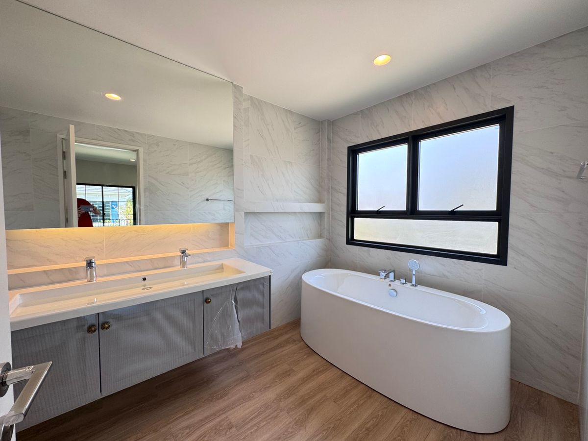 For RentHouseChaengwatana, Muangthong : Setthasiri Ngamwongwarn, a beautiful single house, good location, near Dae Mall Ngam Wong Wan and the expressway, just 5 minutes, available for rent.