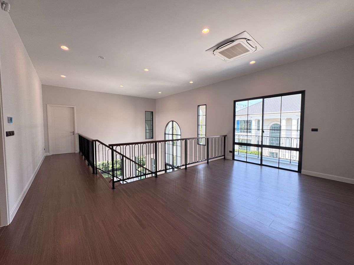 For RentHouseChaengwatana, Muangthong : Setthasiri Ngamwongwarn, a beautiful single house, good location, near Dae Mall Ngam Wong Wan and the expressway, just 5 minutes, available for rent.