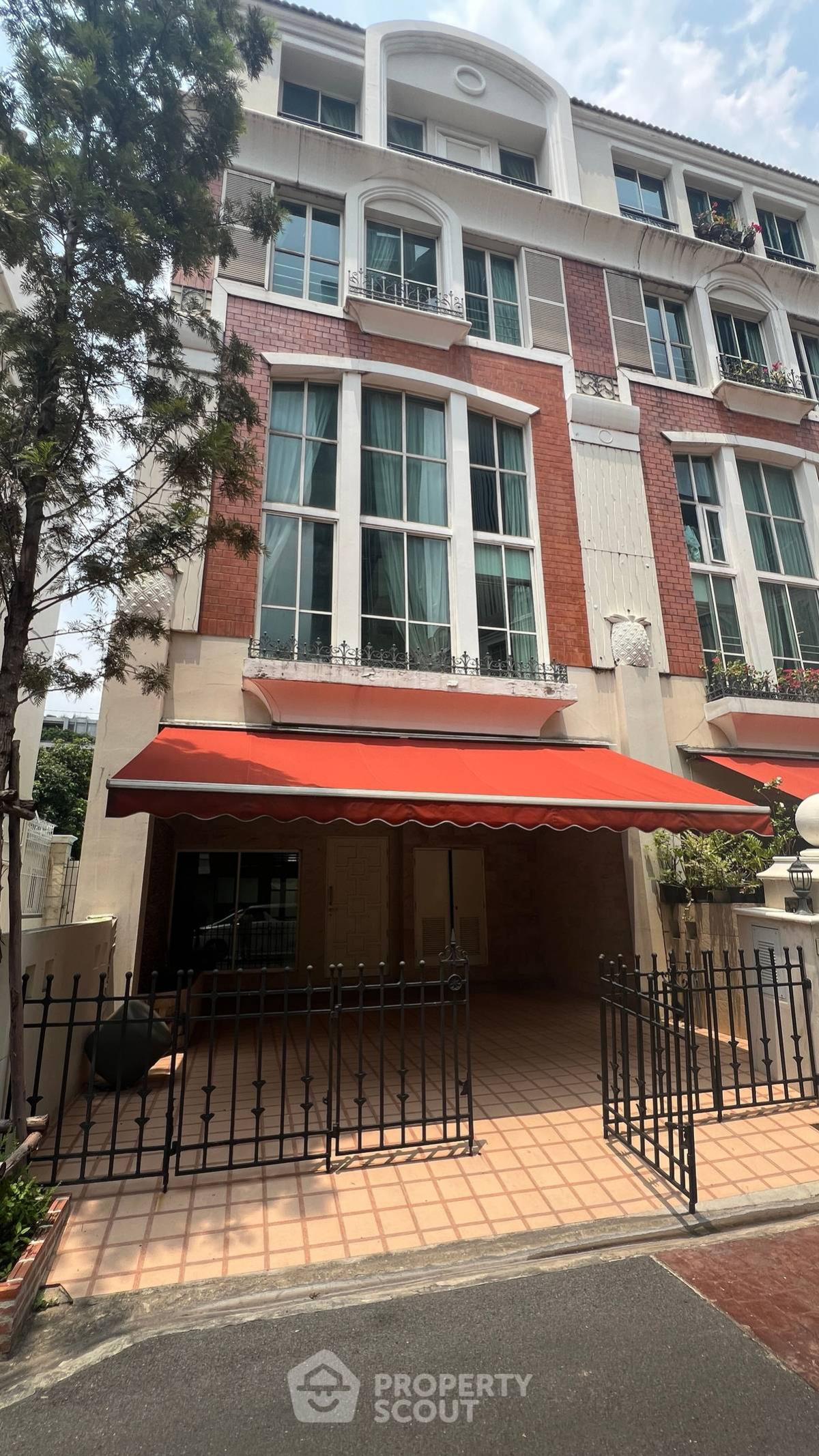 For RentTownhomeSukhumvit, Asoke, Thonglor : 4-BR Townhouse at Baan Klang Krung (British Town - Thonglor) near BTS Thong Lor