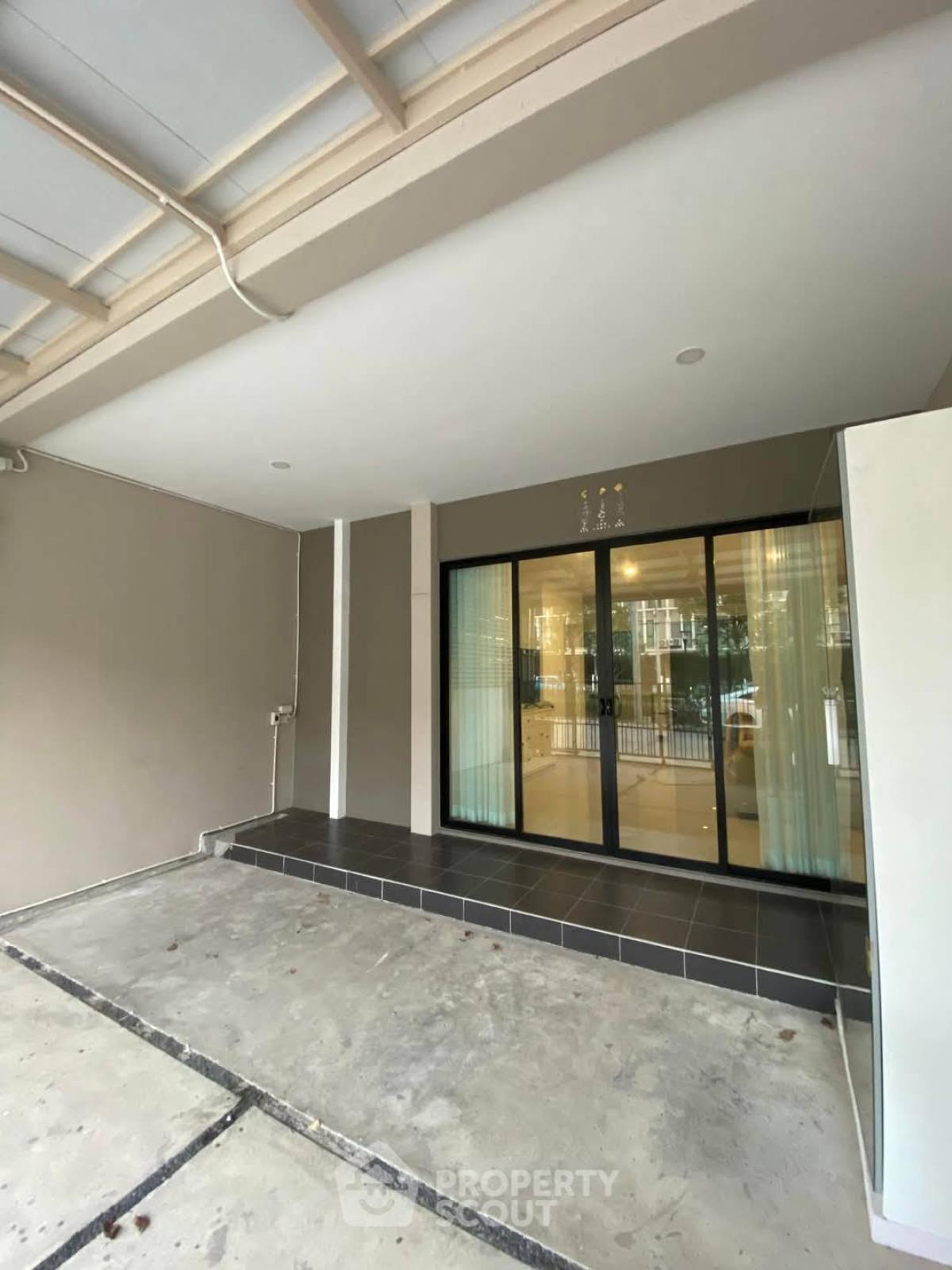 For RentTownhomePattanakan, Srinakarin : 3-BR Townhouse at Patio Srinakarin-Rama9 close to Krungthep Kreetha