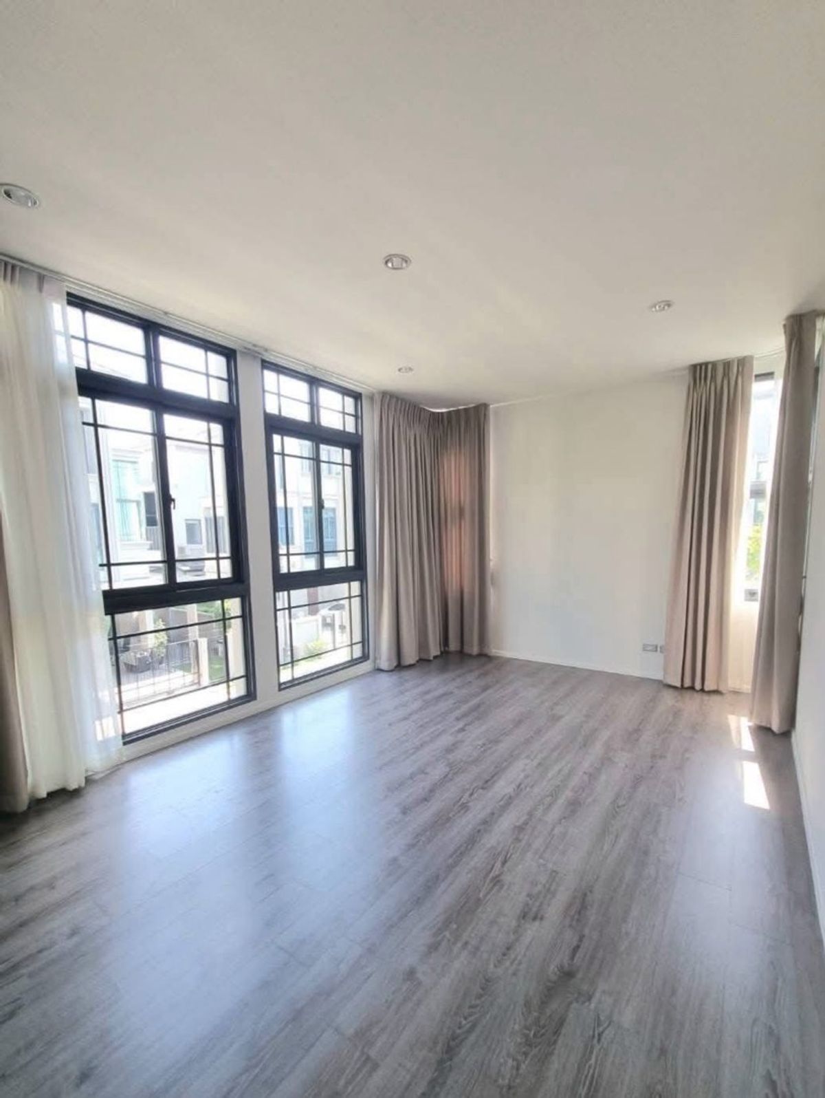 For SalePattanakan, Srinakarin : 📢👇 3-Storey Semi-Detached Corner Home , near the project’s garden & clubhouse. Seamless access to the city center via Chalerm Phrakiat Rama 9 Road, Srinakarin Road, On Nut Road, Phatthanakan Road, Bangna–Trad Road, and Kanchanaphisek Ring Road.