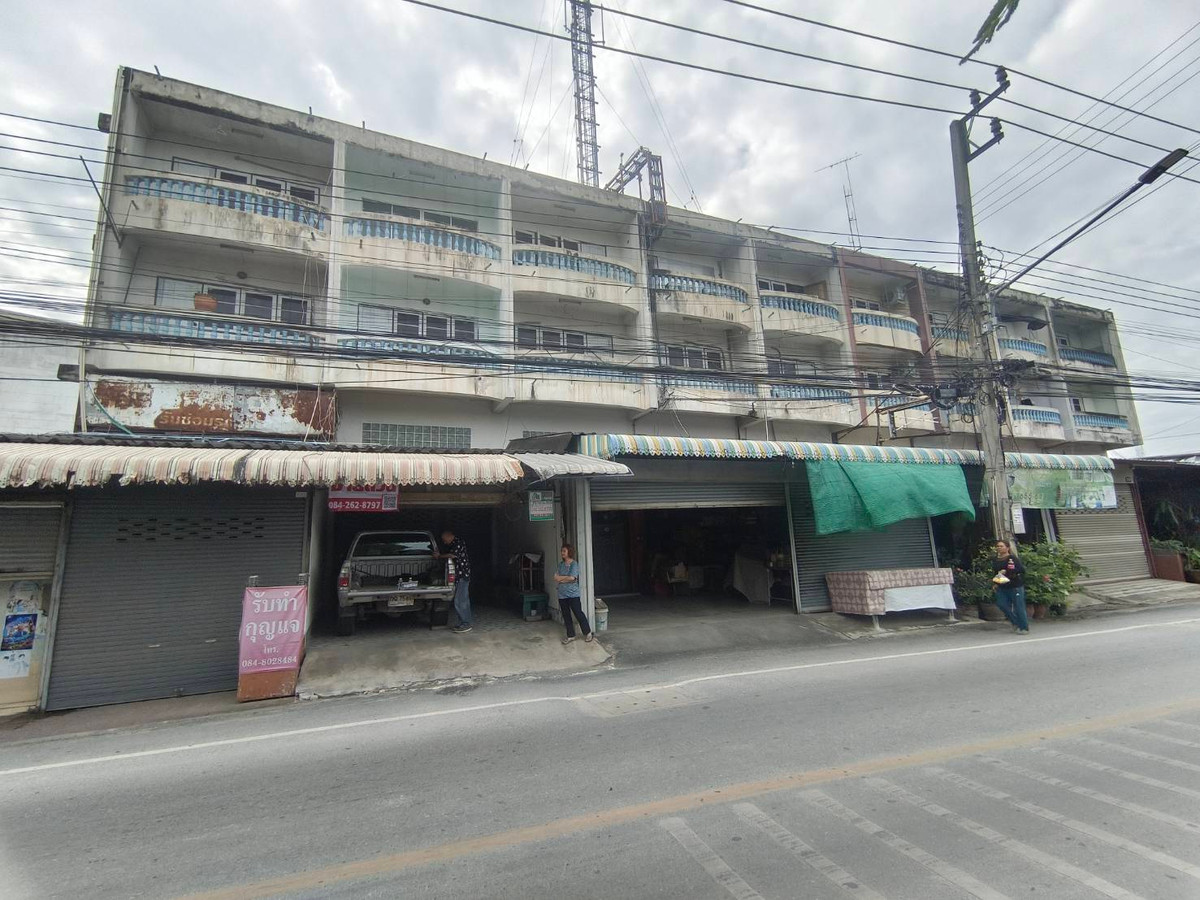 For SaleShop HouseNakhon Pathom : Selling the best price in this area, a commercial building 3.5, floor 32 sq.w., in the heart of Nakhon Pathoms shopping district, 4 mm wide, 32 mm, only 5 minutes away from Phra Pathom Chedi.